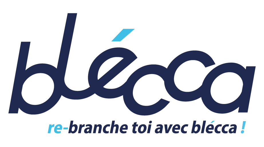 logotype blécca avec slogan, bleu et bleu clair. L'accent du é est de couleur bleu clair, tout comme le "re" et le trait puis le point d'exclamation