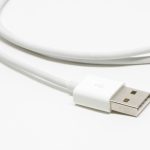 Image d'un câble USB d'iphone de couleur blanche