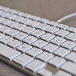 Photographie d'un clavier d'ordinateur de couleur blanc.