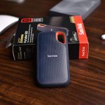 Photographie d'un disque dur de couleur noir et rouge.