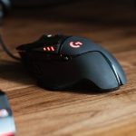 Photographie d'une souris d'ordinateur de couleur noir avec des led rouge