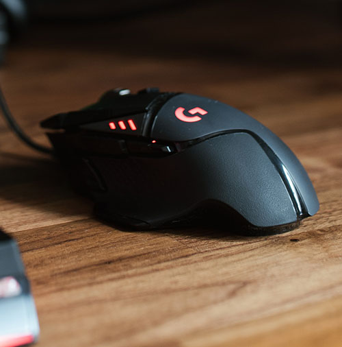 Photographie d'une souris d'ordinateur de couleur noir avec des led rouge